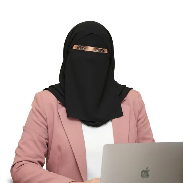 د. زينب عبد الرحمن في مكتبها